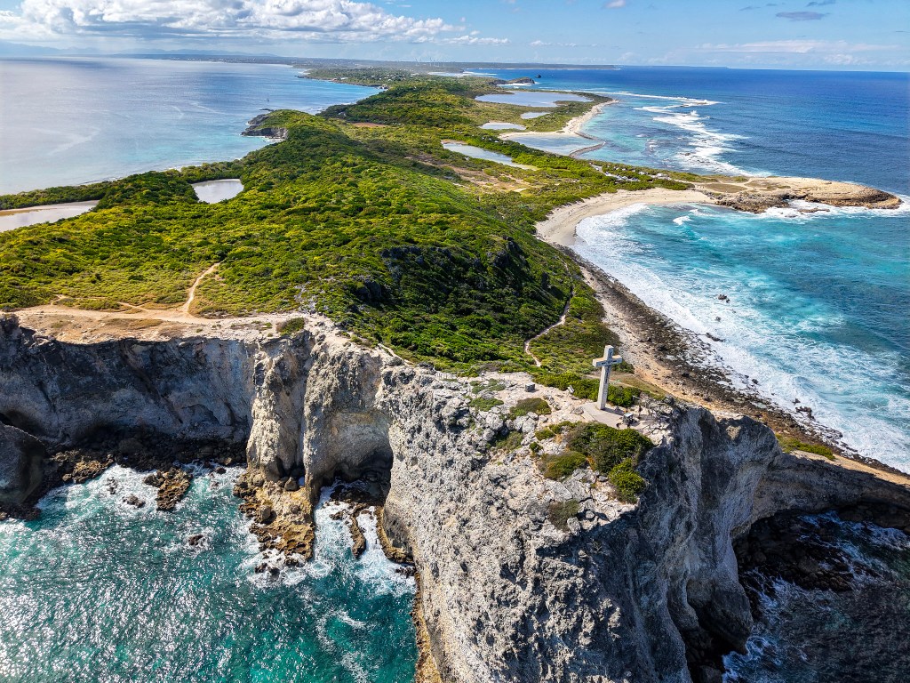 Pointe des Châteaux in Guadeloupe met ruige kliffen en uitzicht over de oceaan
