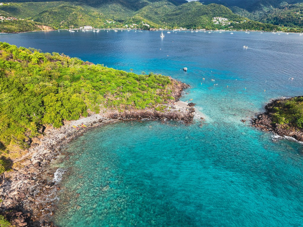 Plage de Malendure in Guadeloupe met zwart zand en helder water