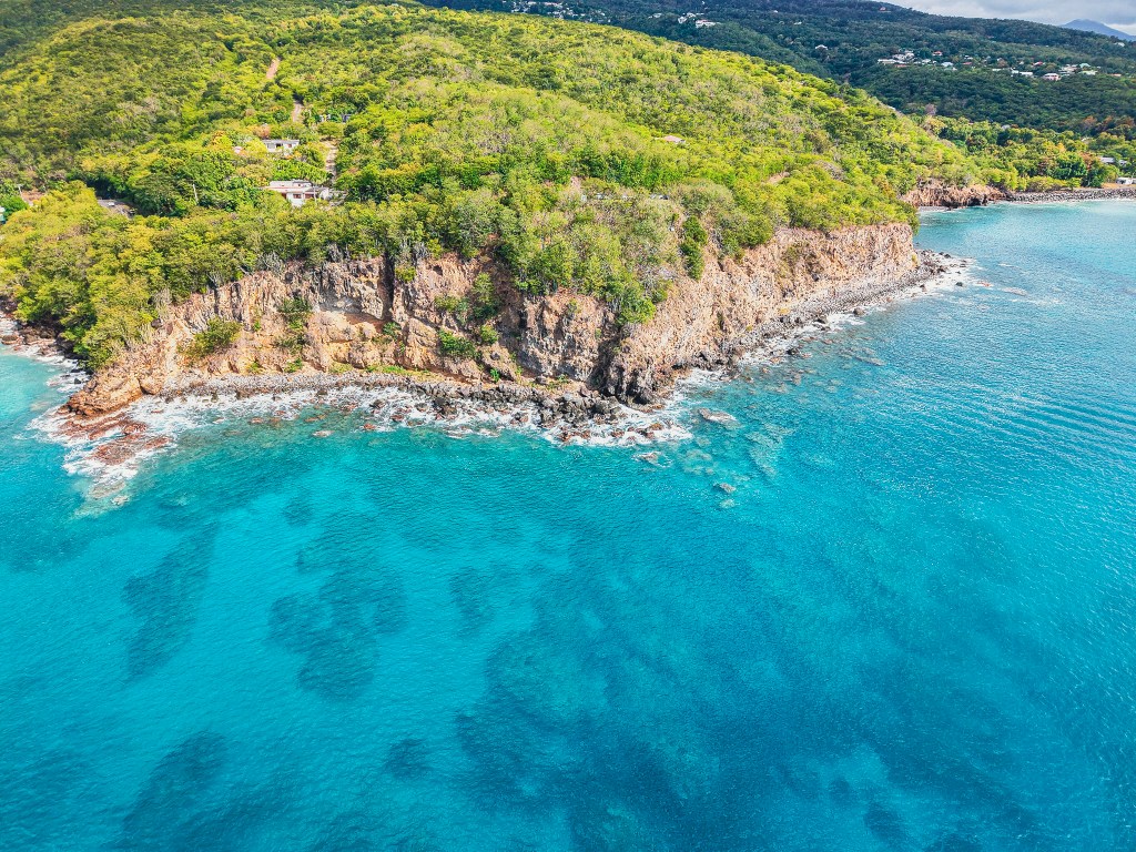 Plage de Petite Anse in Guadeloupe met rustig strand en helder water