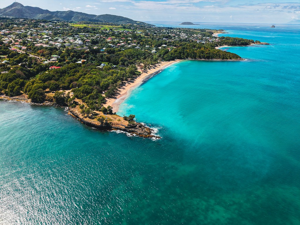 Plage des Amandiers in Guadeloupe met breed strand en ruigere zee