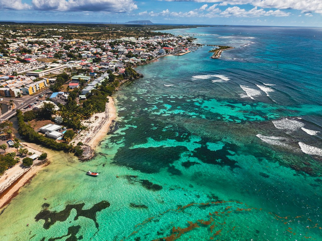 Plage des Raisins Clairs in Guadeloupe met wit zand en helderblauw water