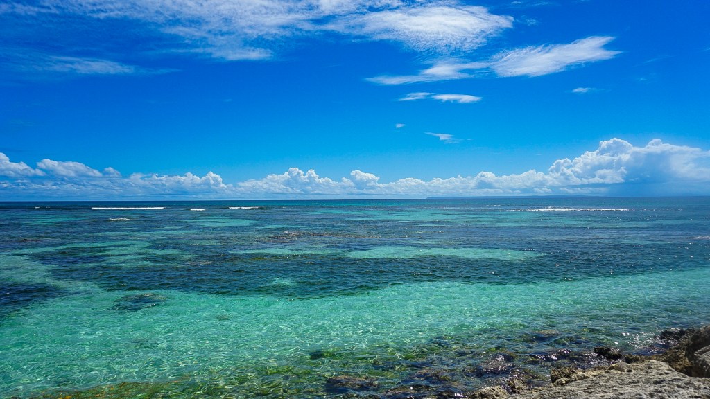 Helderblauwe zee bij Plage des Raisins Clairs in Guadeloupe
