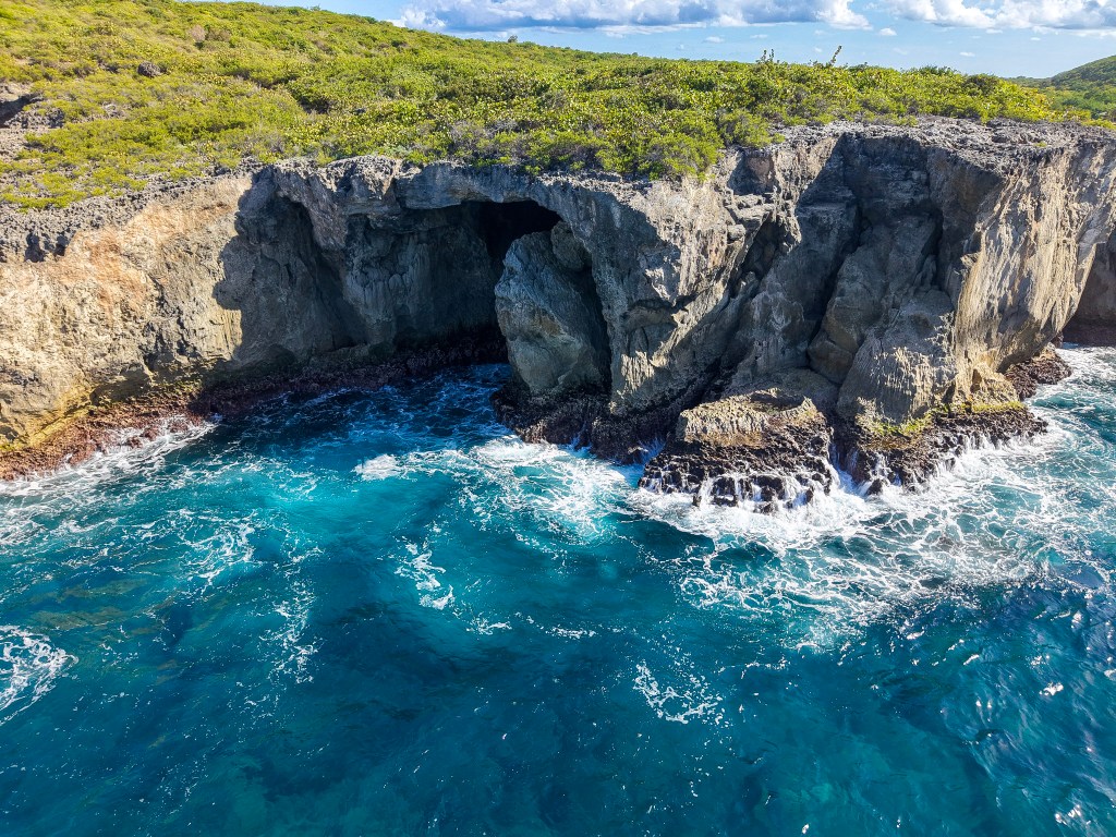 Uitzicht bij Porte d’Enfer in Guadeloupe met kliffen en natuurlijke lagune
