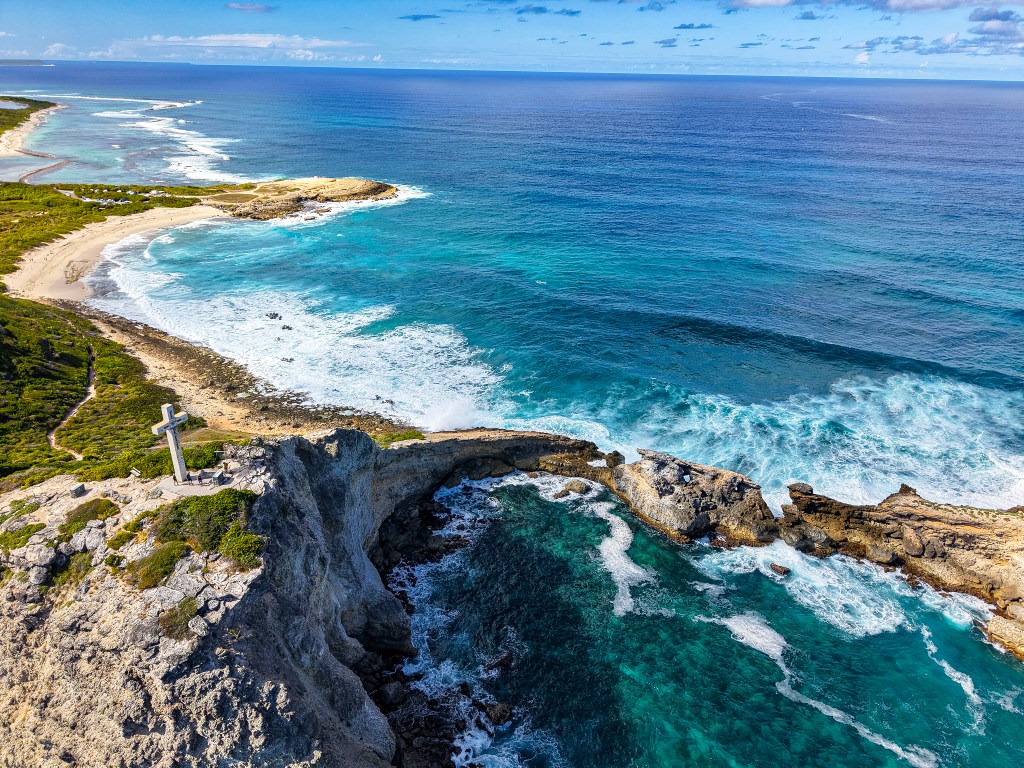 Pointe des Châteaux in Guadeloupe met ruige kliffen en uitzicht over de oceaan