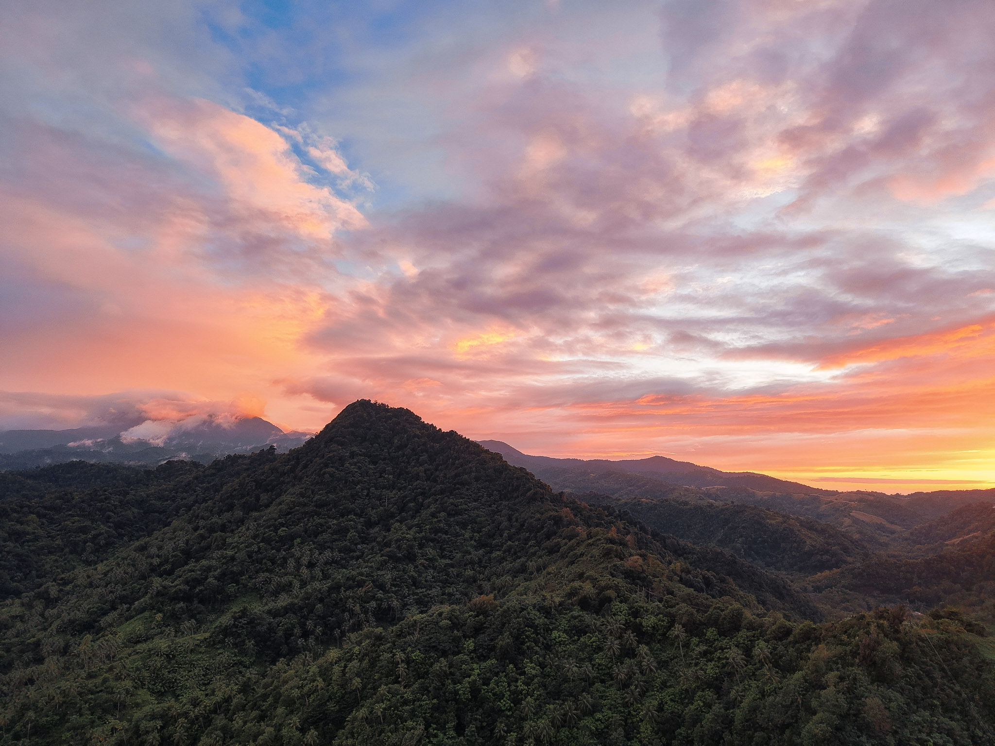 Anse De Mai in Dominica met afgelegen kustdorp en uitzicht over de Atlantische Oceaan