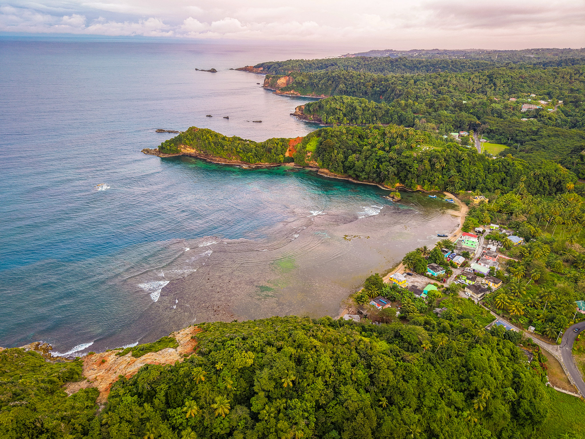 Anse De Mai in Dominica met afgelegen kustdorp en uitzicht over de Atlantische Oceaan