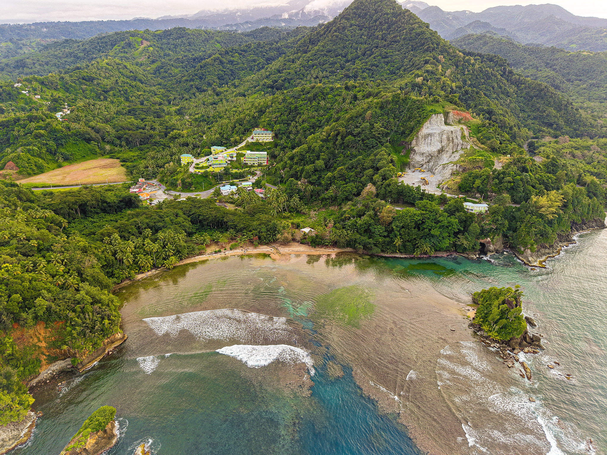 Anse De Mai in Dominica met afgelegen kustdorp en uitzicht over de Atlantische Oceaan