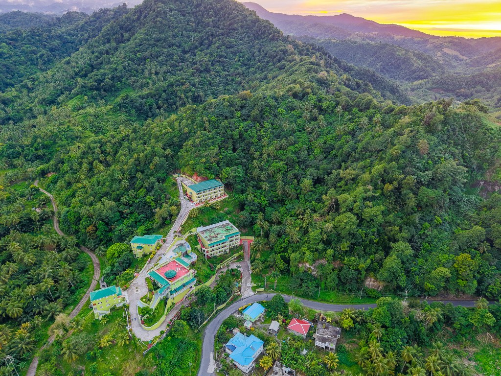 Anse De Mai in Dominica met afgelegen kustdorp en uitzicht over de Atlantische Oceaan