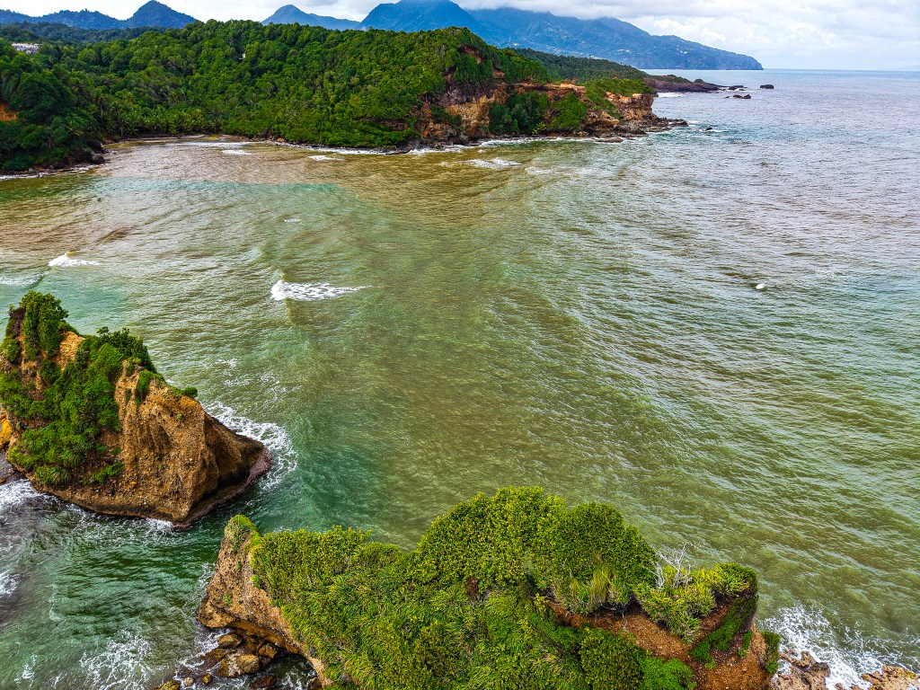 Calibishie in Dominica met kleurrijk kustdorp en uitzicht over de Atlantische Oceaan