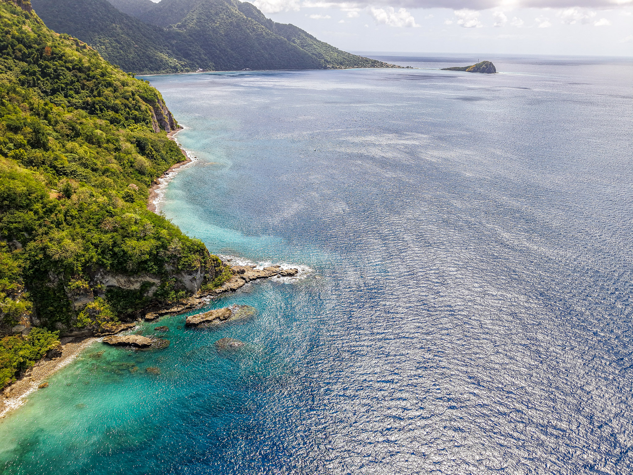 Champagne Beach in Dominica met helder water en vulkanische zeebodem