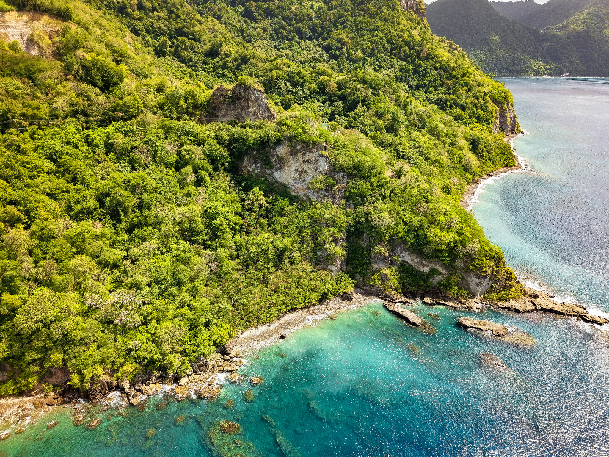Champagne Beach in Dominica met helder water en vulkanische zeebodem