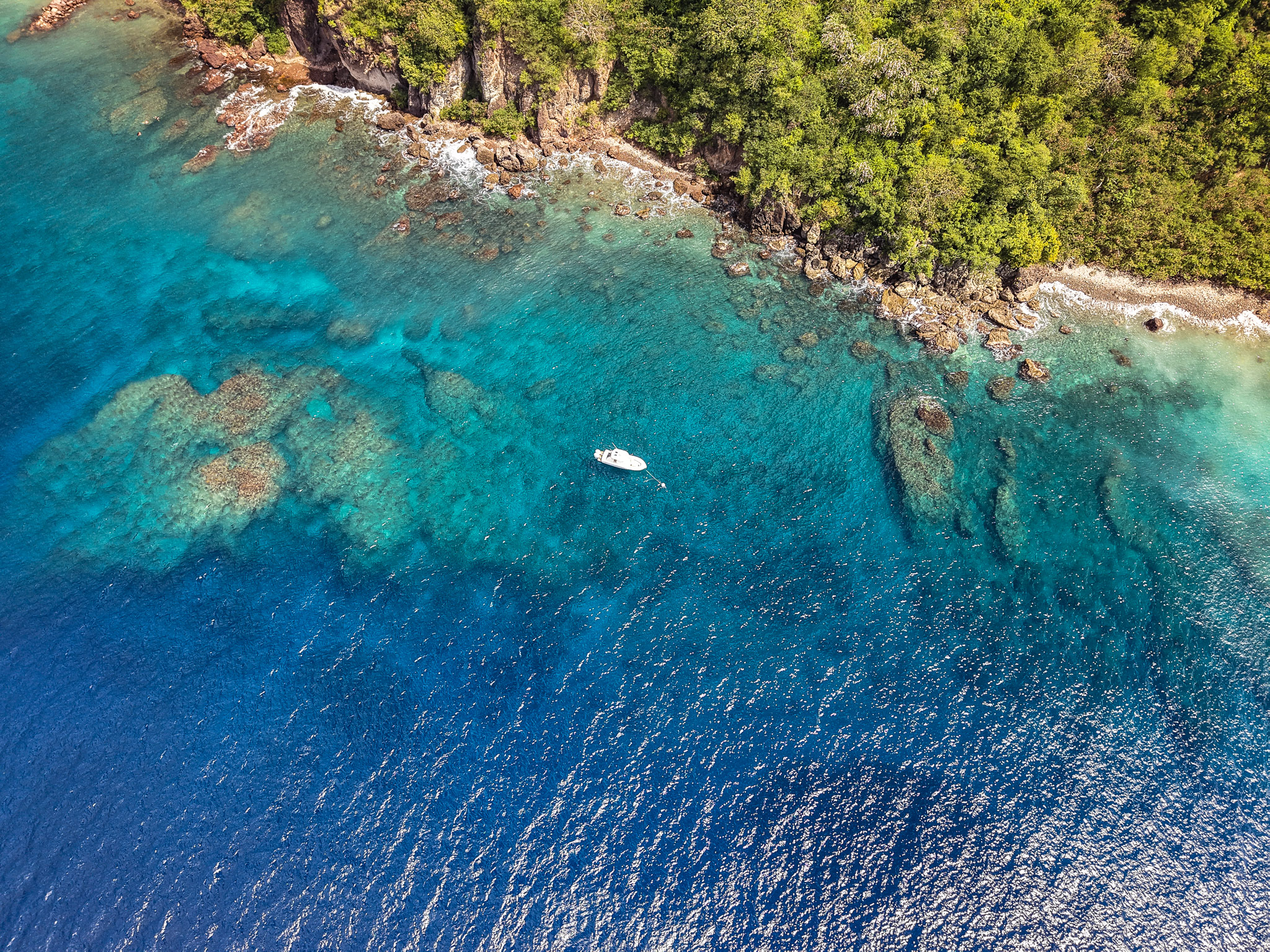 Champagne Beach in Dominica met helder water en vulkanische zeebodem