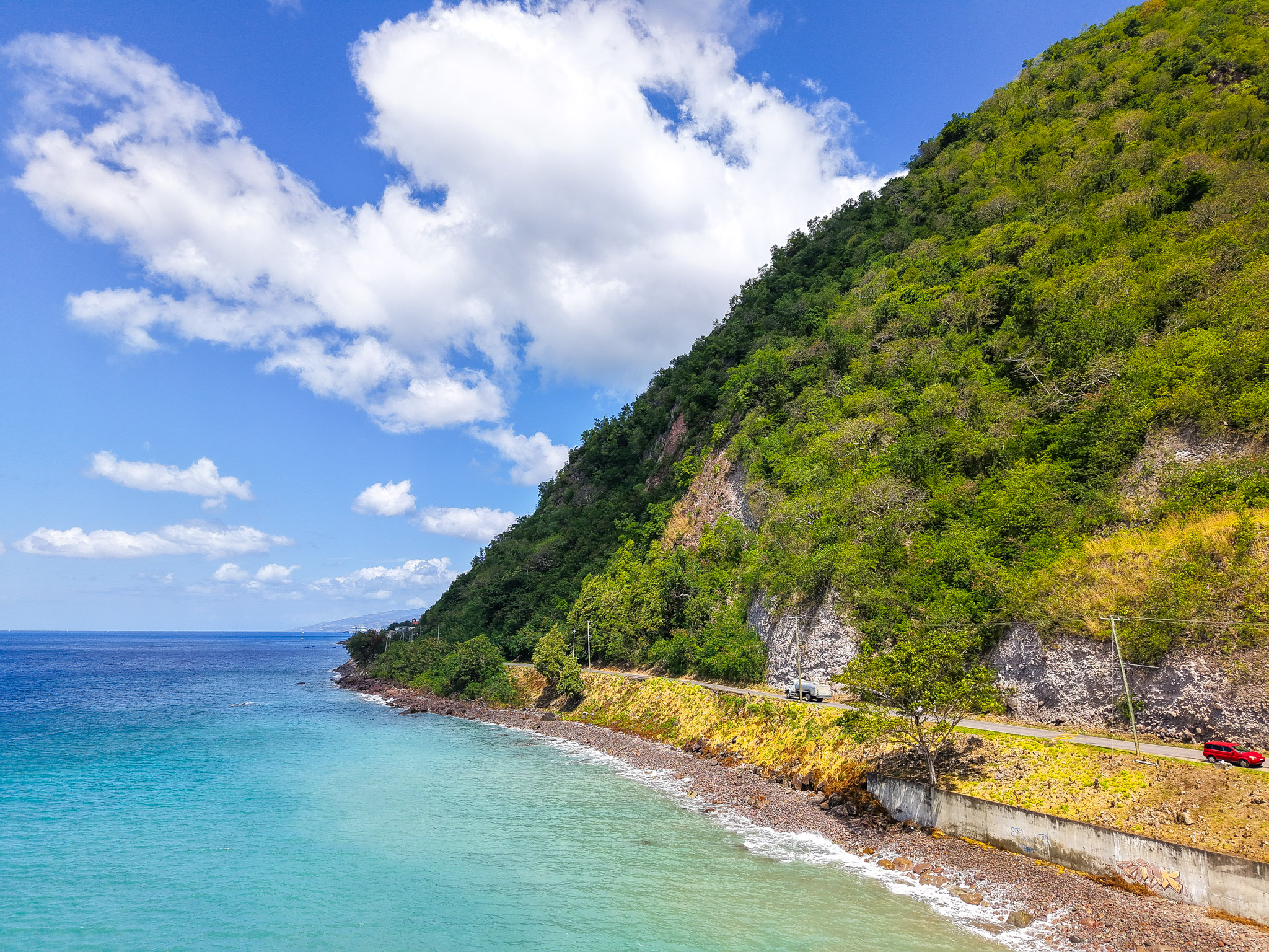 Champagne Beach in Dominica met helder water en vulkanische zeebodem