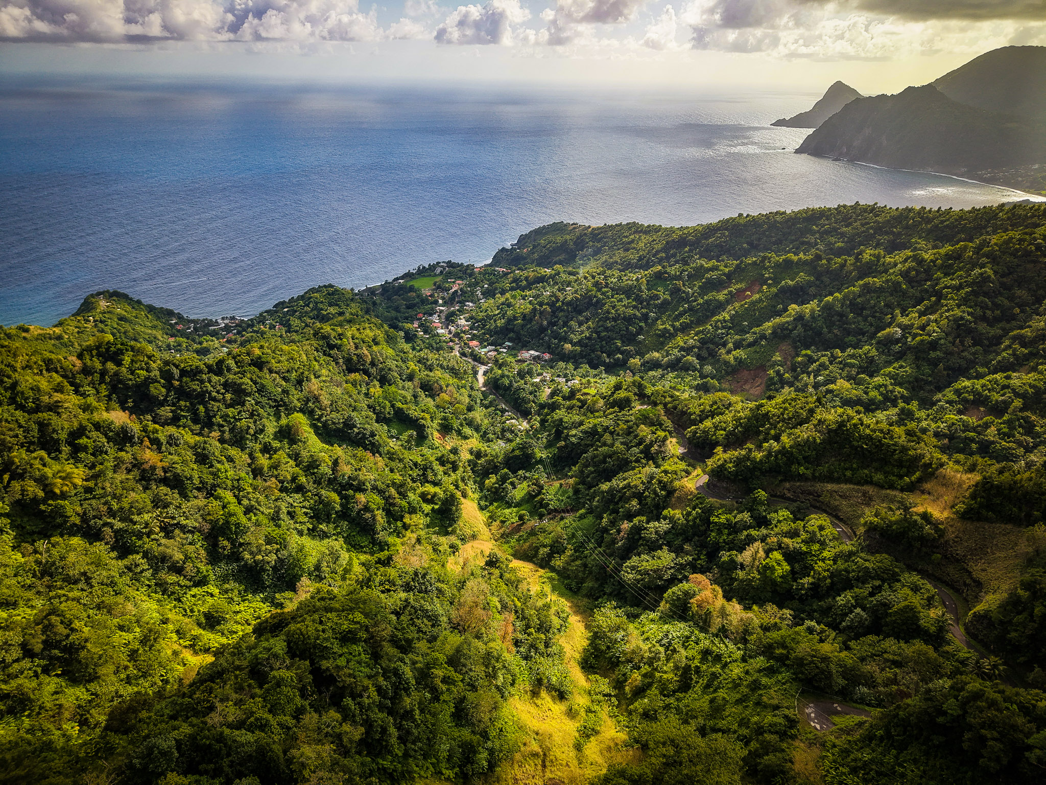 Fond Saint Jean – Petite Savanne Main Road in Dominica met kustweg en uitzicht over zee
