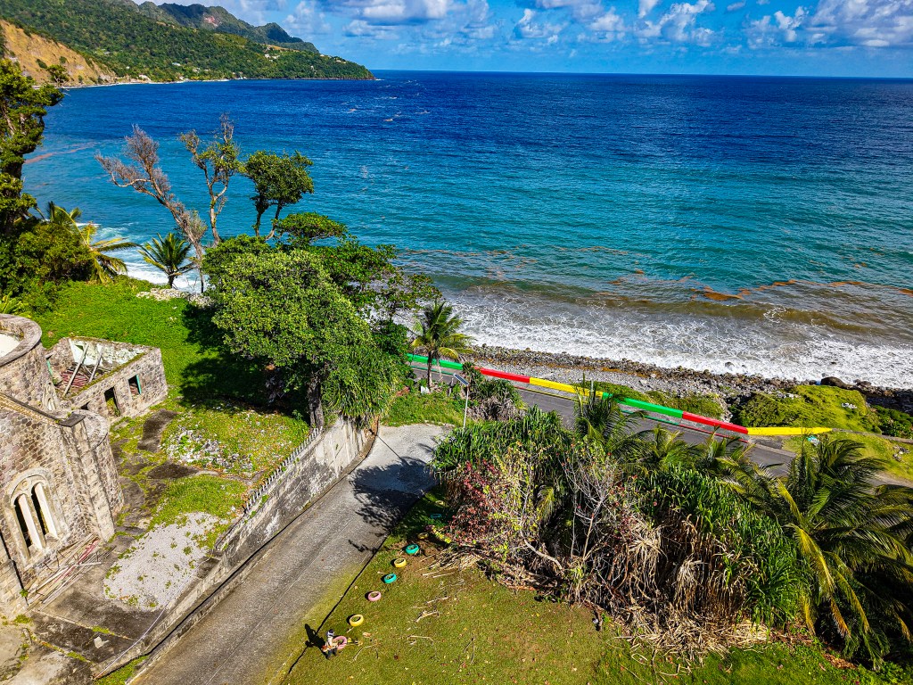 Grand Bay in Dominica met kleurrijk kustdorp en uitzicht over de Caribische Zee