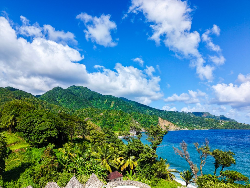Grand Bay in Dominica met kleurrijk kustdorp en uitzicht over de Caribische Zee