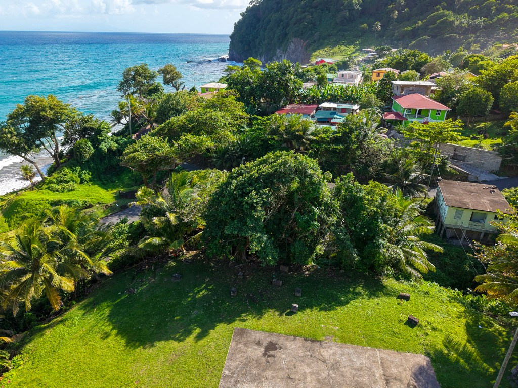 Grand Bay in Dominica met kleurrijk kustdorp en uitzicht over de Caribische Zee