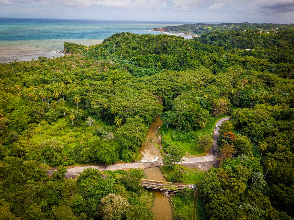 Hampstead in Dominica met groene heuvels en uitzicht over de Atlantische kust