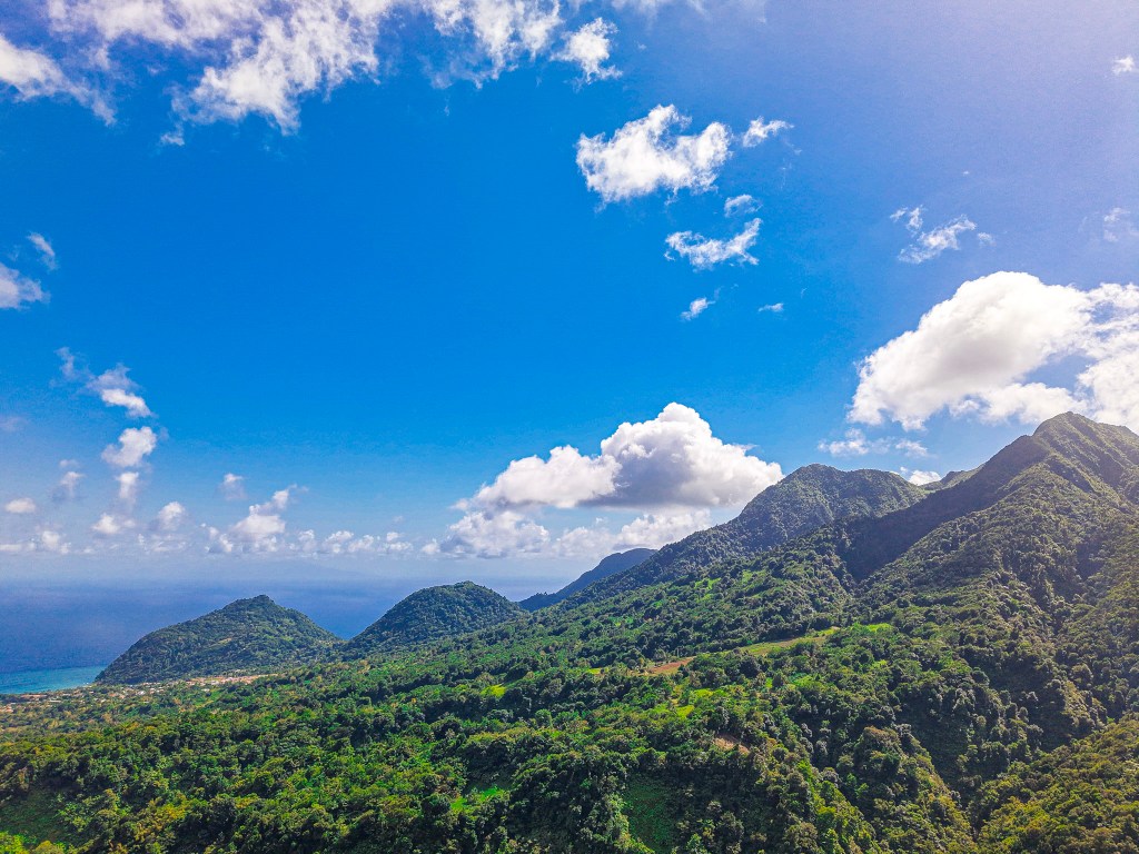 Pichelin in Dominica met kustdorp en uitzicht over de Caribische Zee