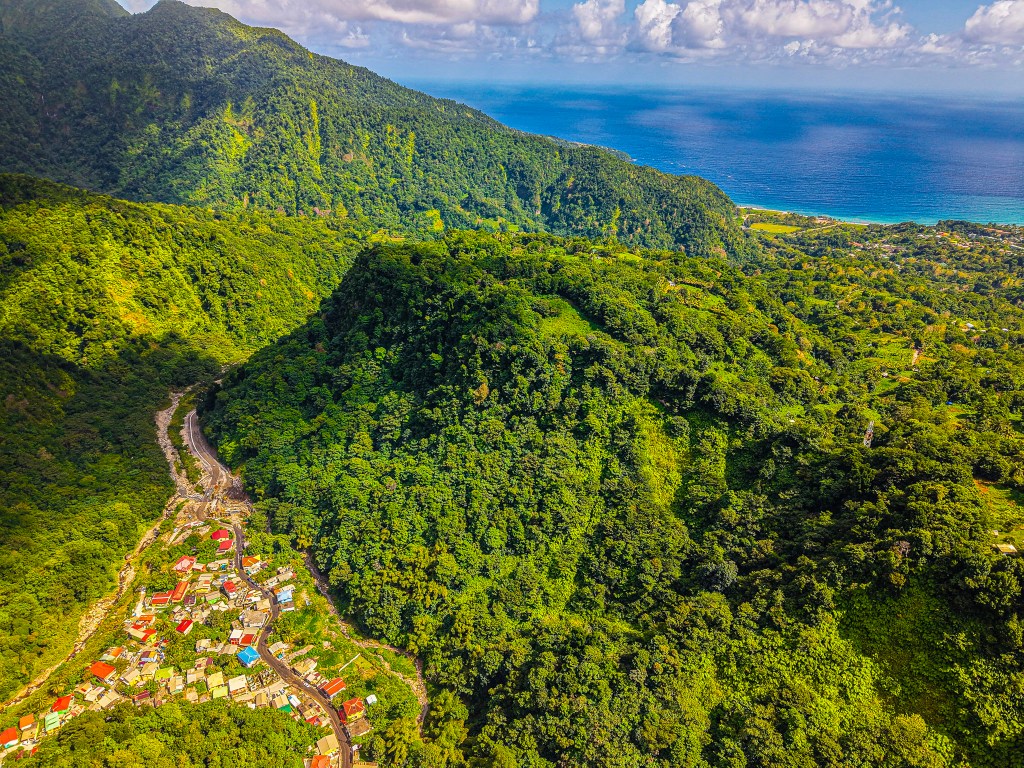 Pichelin in Dominica met kustdorp en uitzicht over de Caribische Zee