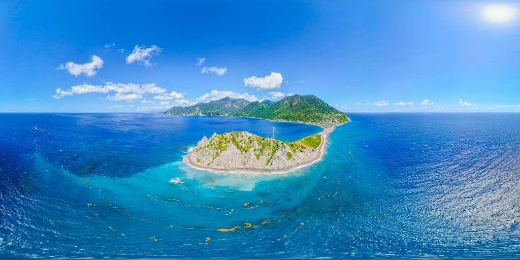 Scotts Head in Dominica met uitzicht op de Caribische Zee en de Atlantische Oceaan